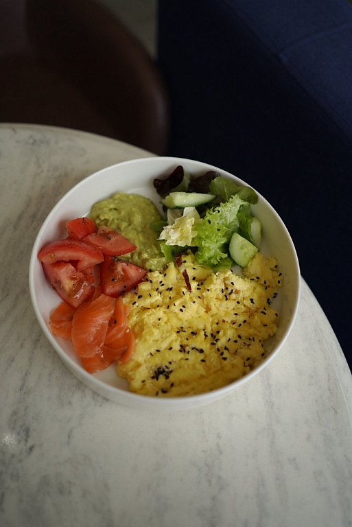 К Скрембл с лососем и гуакамоле